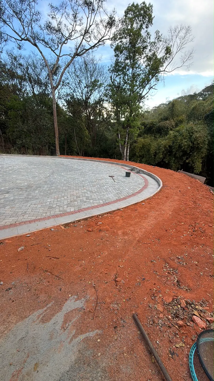 Rua com bloquete e meio-fio em curva